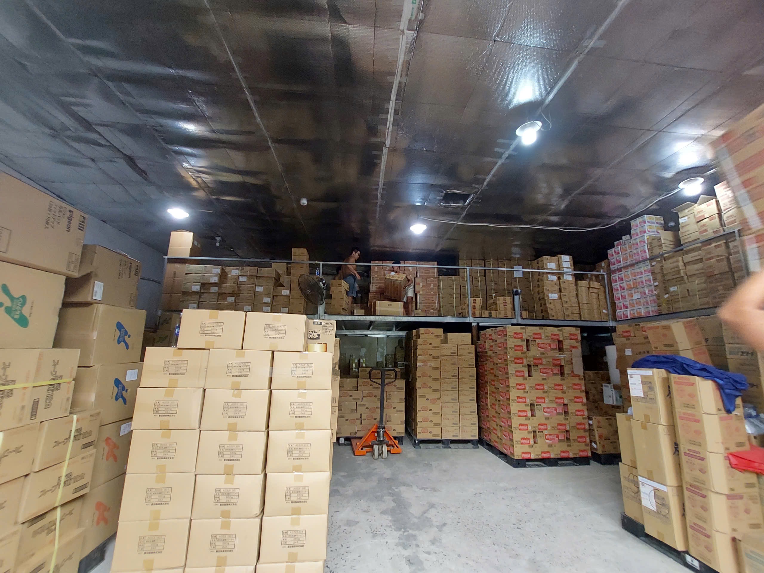 Cho thuê kho Quận 7 diện tích 200m² gần KCX Tân Thuận, container vào kho ngày đêm, có xe nâng, bốc xếp, PCCC, bảo vệ 24/7\. Giá chỉ 22 triệu/tháng\.